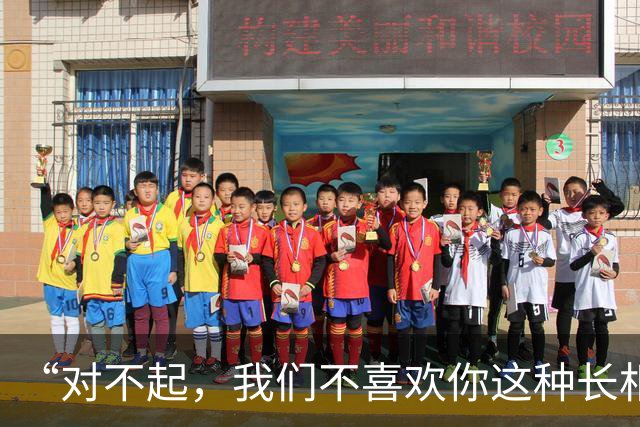 “对不起，我们不喜欢你这种长相！”女孩羽毛球馆追求体制男，被群嘲！