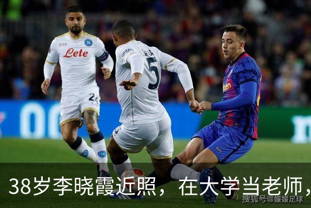 38岁李晓霞近照，在大学当老师，嫁普通人，生2娃后越来越美了